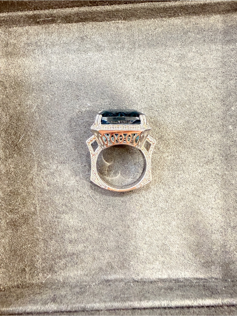 London Blue Topaz w/ Diamonds Statement Ring in 14 kt White gold 8 - Picture 3 of 12